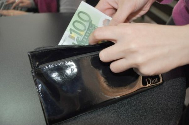 Euro rămâne la 4,39 lei